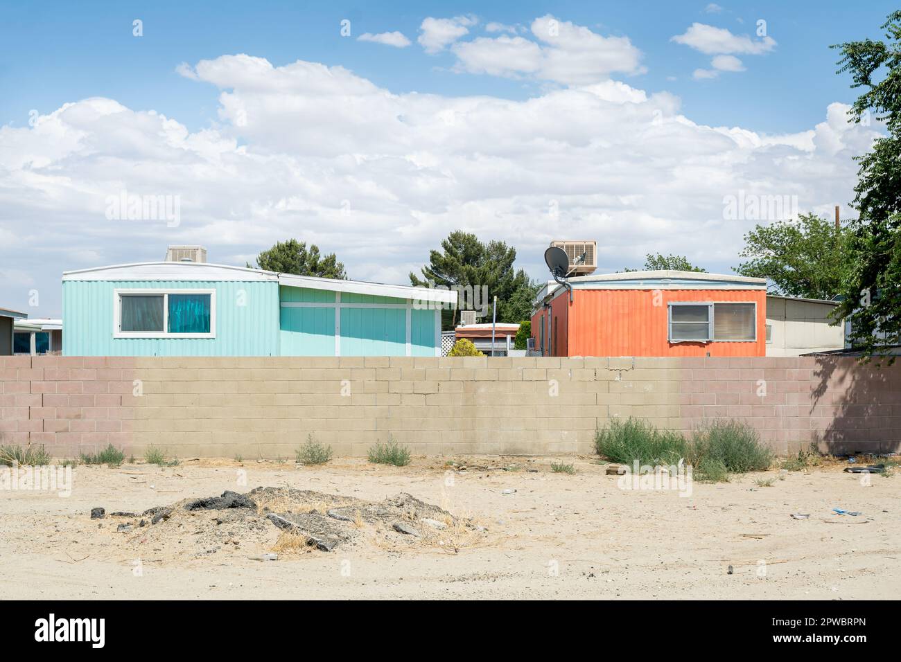 Due case mobili color pastello si trovano fianco a fianco in una comunità di case mobili a Lancaster, California. Foto Stock