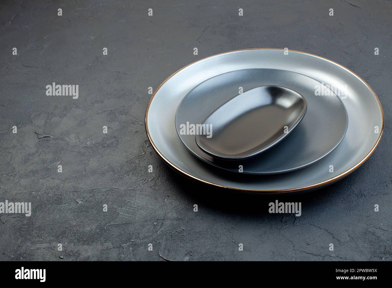 vista frontale diversi piatti eleganti su sfondo scuro argenteria femminilità diner signore colorato fame Foto Stock