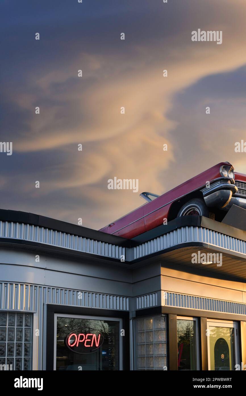 Hamburger ristorante vintage in stile anni '60s o '50s con un Cadillac convertibile del 1963 collocato sul tetto. Angel's Drive-in, Calgary, Alberta, Canada Foto Stock