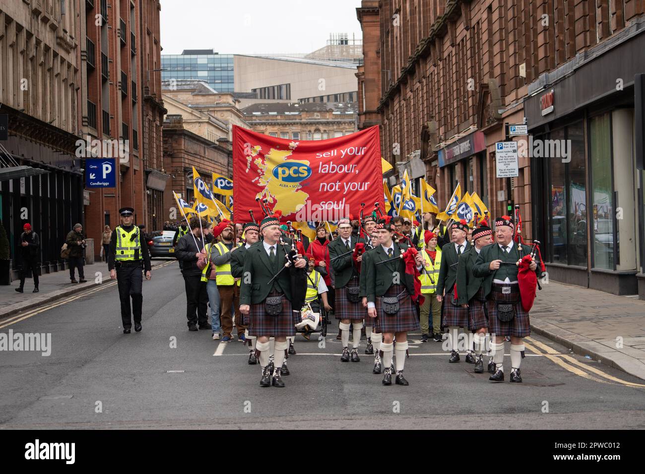 Glasgow, Scozia, Regno Unito. 29th Apr, 2023. I membri del PCS Union guidano il Glasgow Trades Union Council il giorno di maggio marzo da George Square per un rally a Queen's Park. Credit: Richard Gass/Alamy Live News Foto Stock