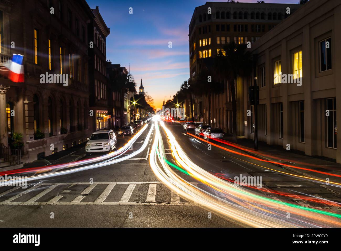 Lunga esposizione del traffico a Charleston, SC mentre i veicoli percorrono la strada e si spostano a sinistra e a destra della telecamera con i colori di Foto Stock