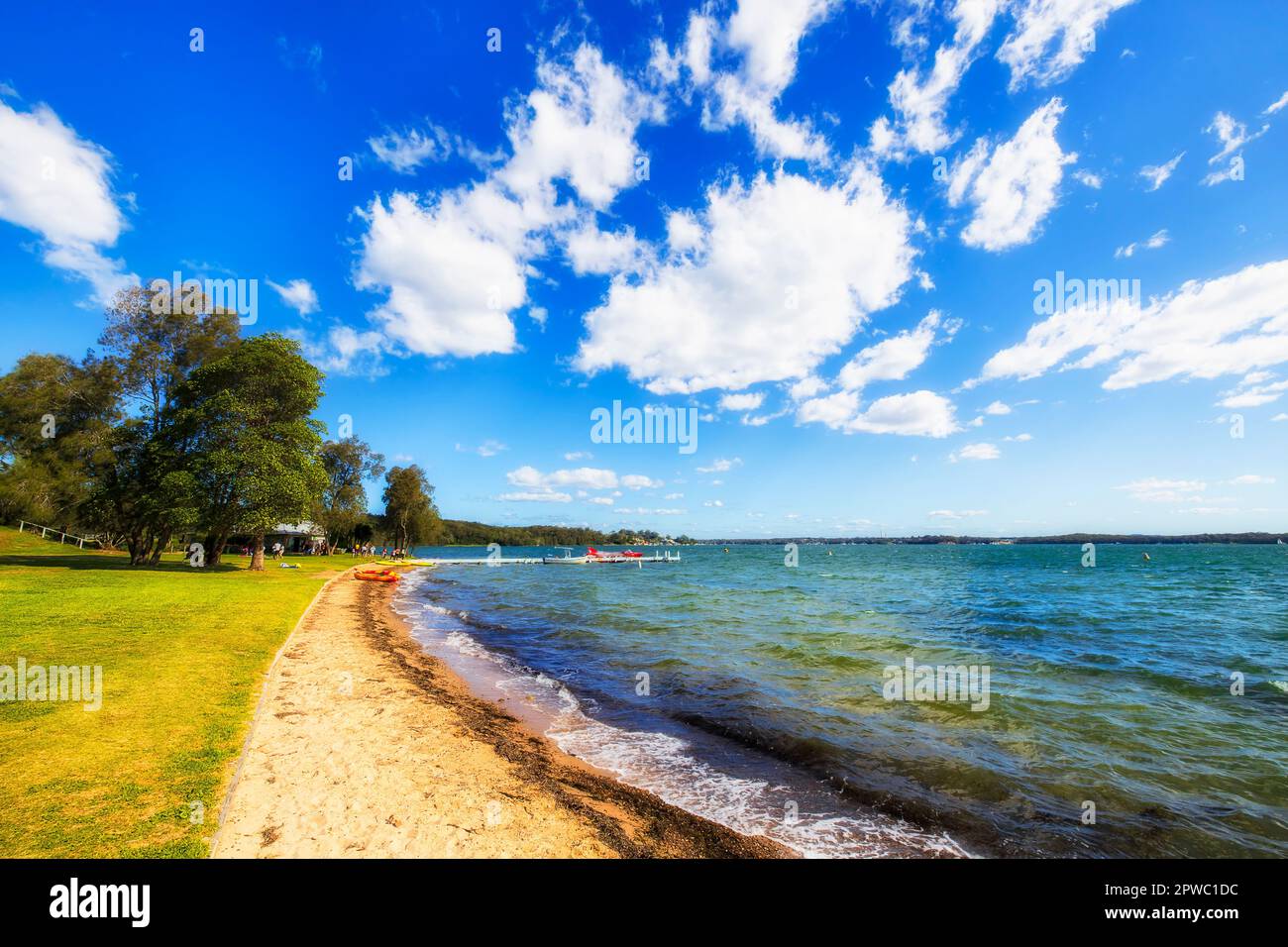 Giorno luminoso e soleggiato sulla spiaggia di Murrays sul lago Macquarie in Australia - meta turistica popolare per gli sport acquatici e le attività. Foto Stock