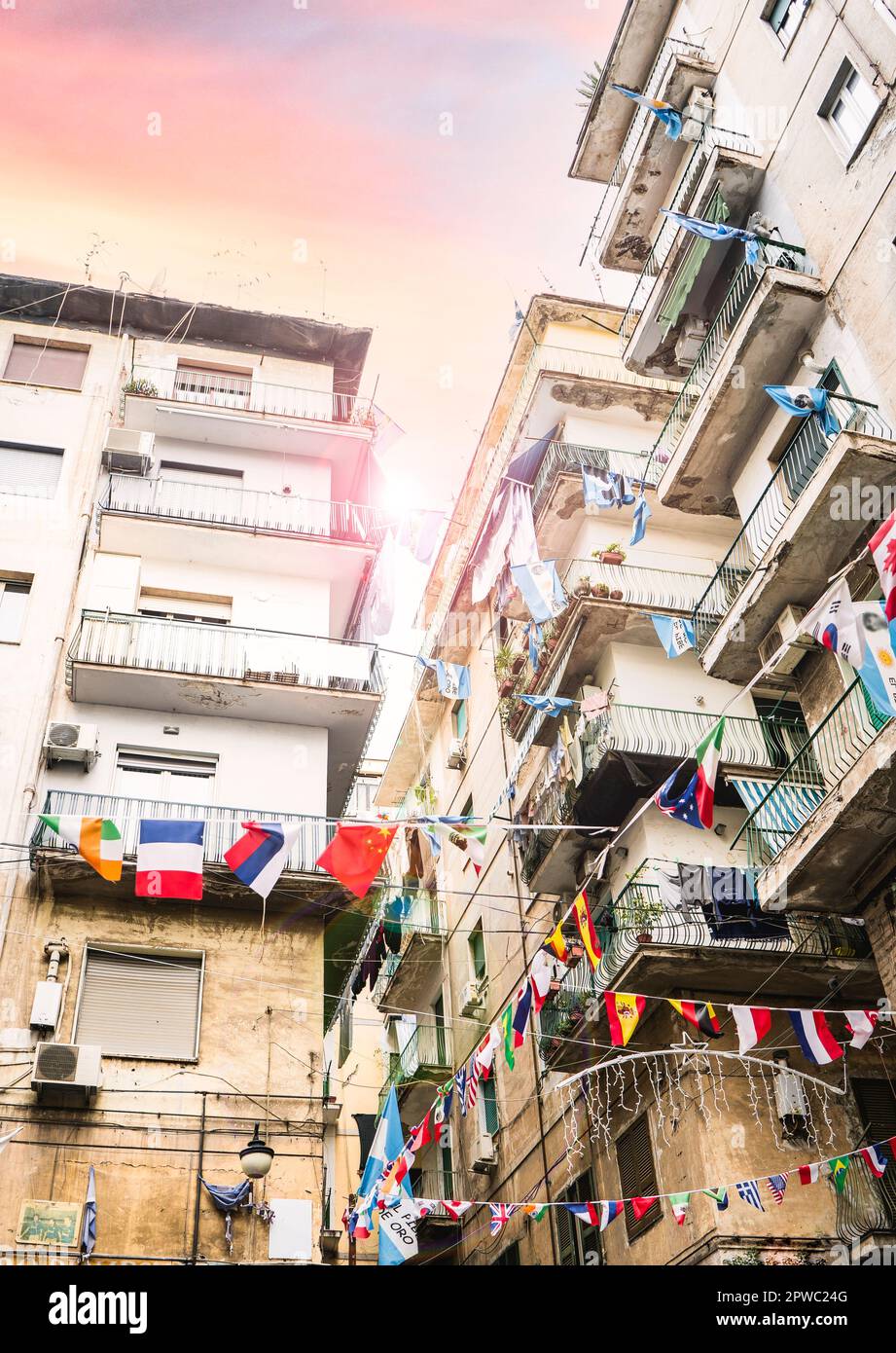 Bandiere di tutto il mondo appese sulla corda nel quartiere spagnolo di Napoli. Foto Stock