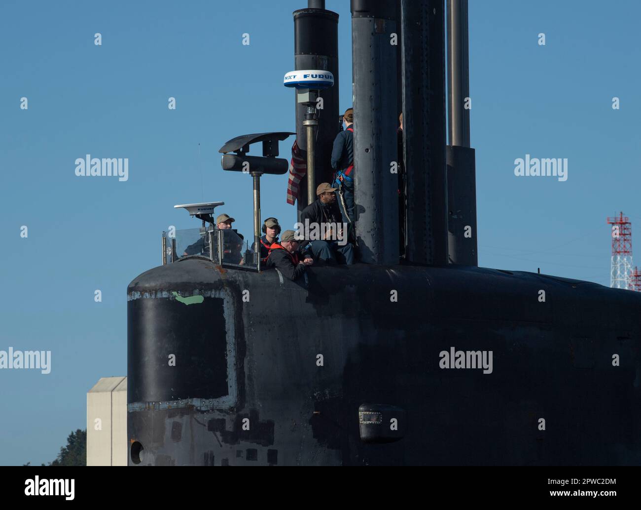 I marinai del sottomarino missilistico balistico di classe Ohio USS Henry M. Jackson (SSBN-730) si preparano a ormeggiare alla base navale Kitsap – Bangor, Washington, dopo aver completato una pattuglia, il 27 aprile 2023. Henry M. Jackson è uno degli otto sottomarini balistici-missilistici di stanza alla base navale Kitsap-Bangor, fornendo la gamba più sopravvissuta della triade di deterrenza strategica per gli Stati Uniti. (STATI UNITI Foto Navy di Mass Communication Specialist 2nd Classe Ian Zagrocki) Foto Stock