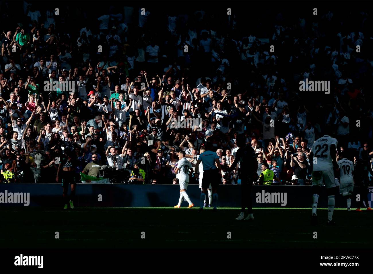 Madrid, Spagna. 29th Apr, 2023. Madrid, Spagna, 29.04.2023.- Benzema celebrazione obiettivo. Real Madrid vs Almeria partita della Lega di calcio spagnola il giorno 32 si tiene presso lo Stadio Santiago Bernabeu, nella capitale del Regno di Spagna. Risultato finale 4-2. Obiettivi del Real Madrid da Benzema 2 ,17 , 42 (P), Rodrygo 47 . Goal da Almeria Lazaro Vinicius 40' 5, e Lucas Robertone 61' Credit: Juan Carlos Rojas/dpa/Alamy Live News Foto Stock