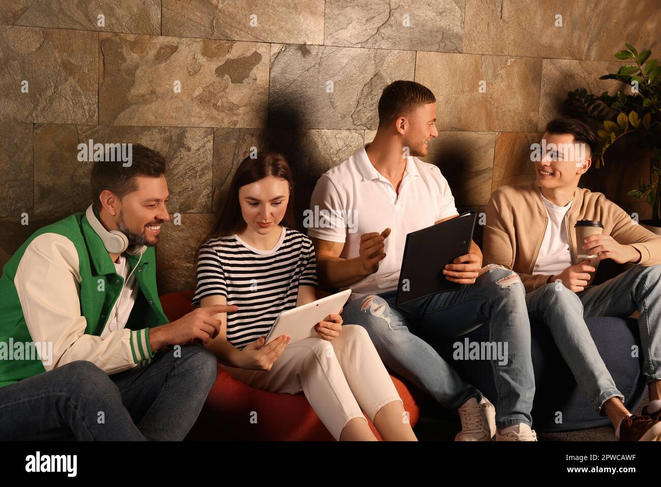 I dipendenti dell'ufficio si divertono a fare una pausa nella sala ricreativa al lavoro Foto Stock