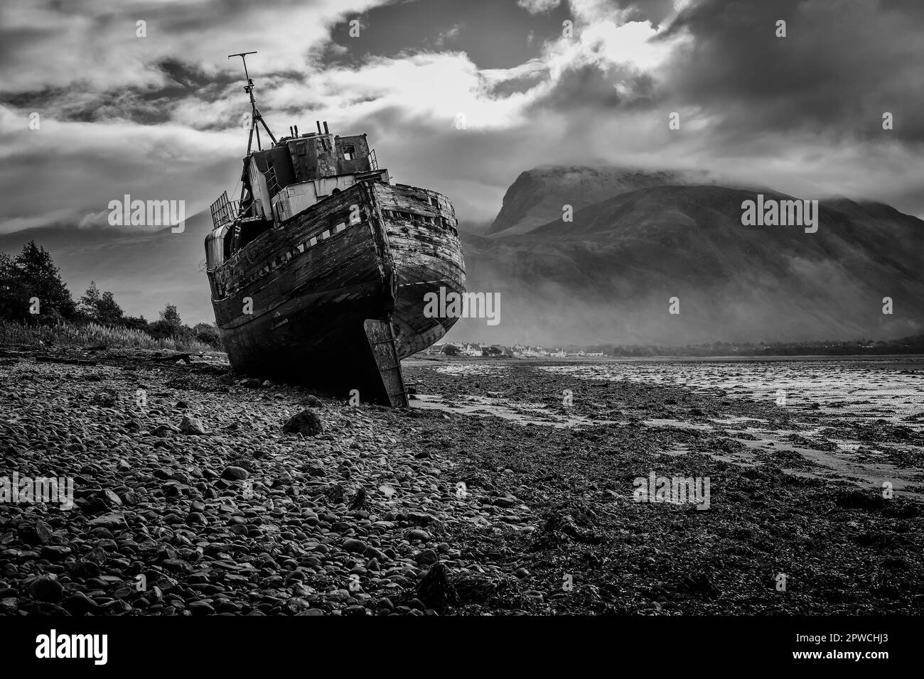 Pesca a trefolo e ben Nevis dalla riva del Loch Linnhe in bianco e nero, Corpach, vicino a Fort William, Highlands, Scozia, Regno Unito Foto Stock