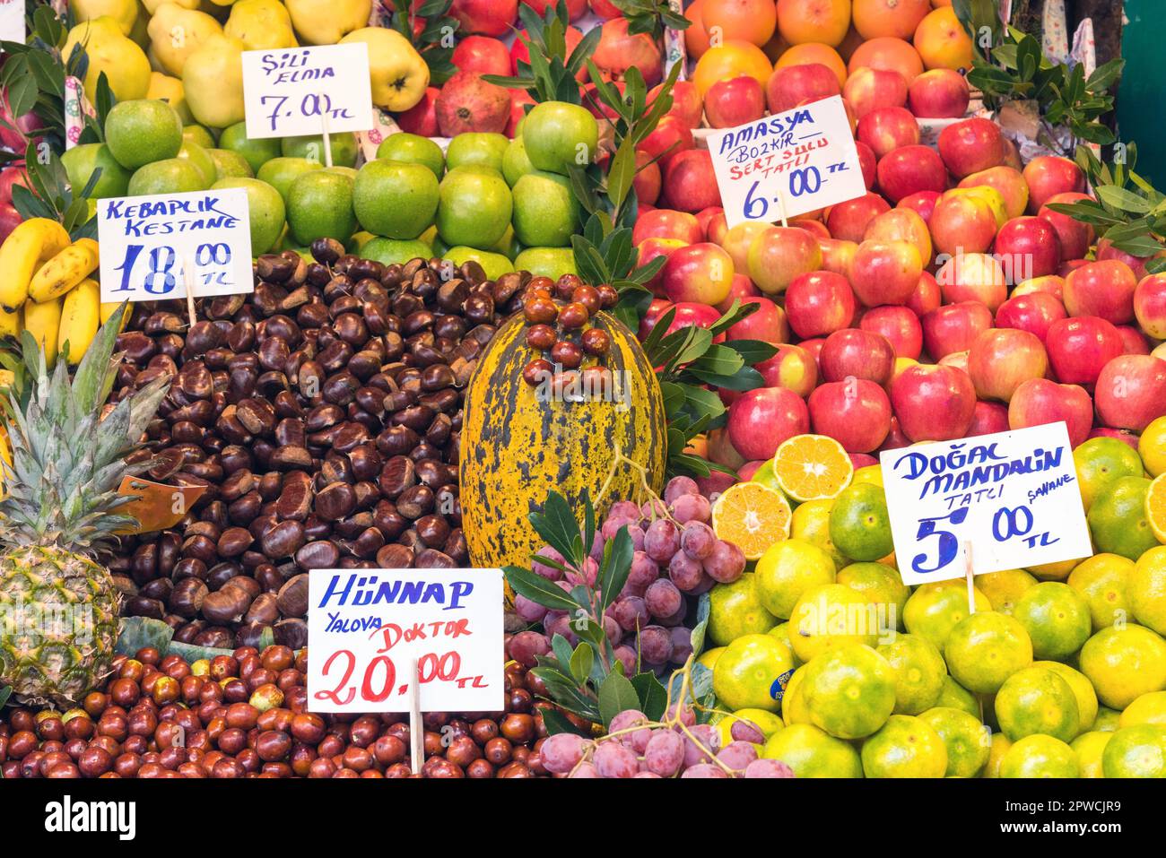 Bancarella di frutta in un mercato a Istanbul, Turchia Foto Stock