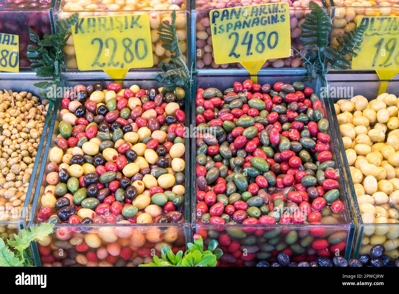 Olive colorate in un mercato di Istanbul, Turchia Foto Stock