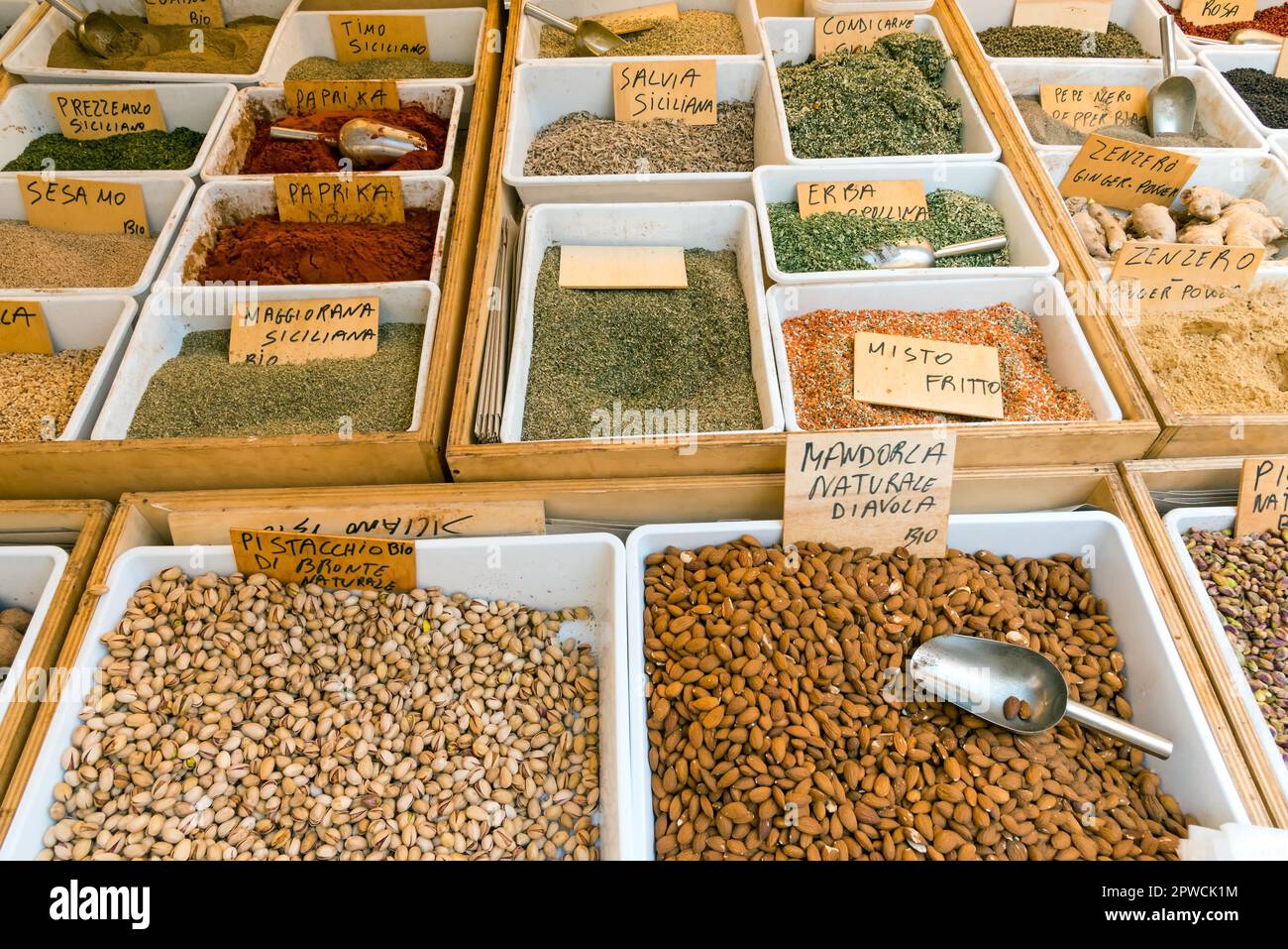 Spezie, pistacchi e grani in un mercato Foto Stock