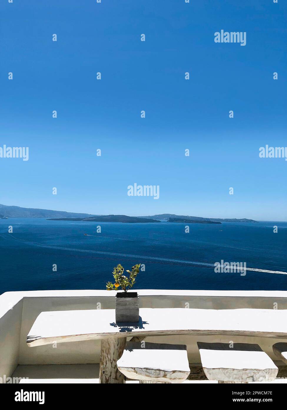 Vista pittoresca dalla terrazza del mare blu calmo sotto il blu cielo senza nuvole in estate Foto Stock
