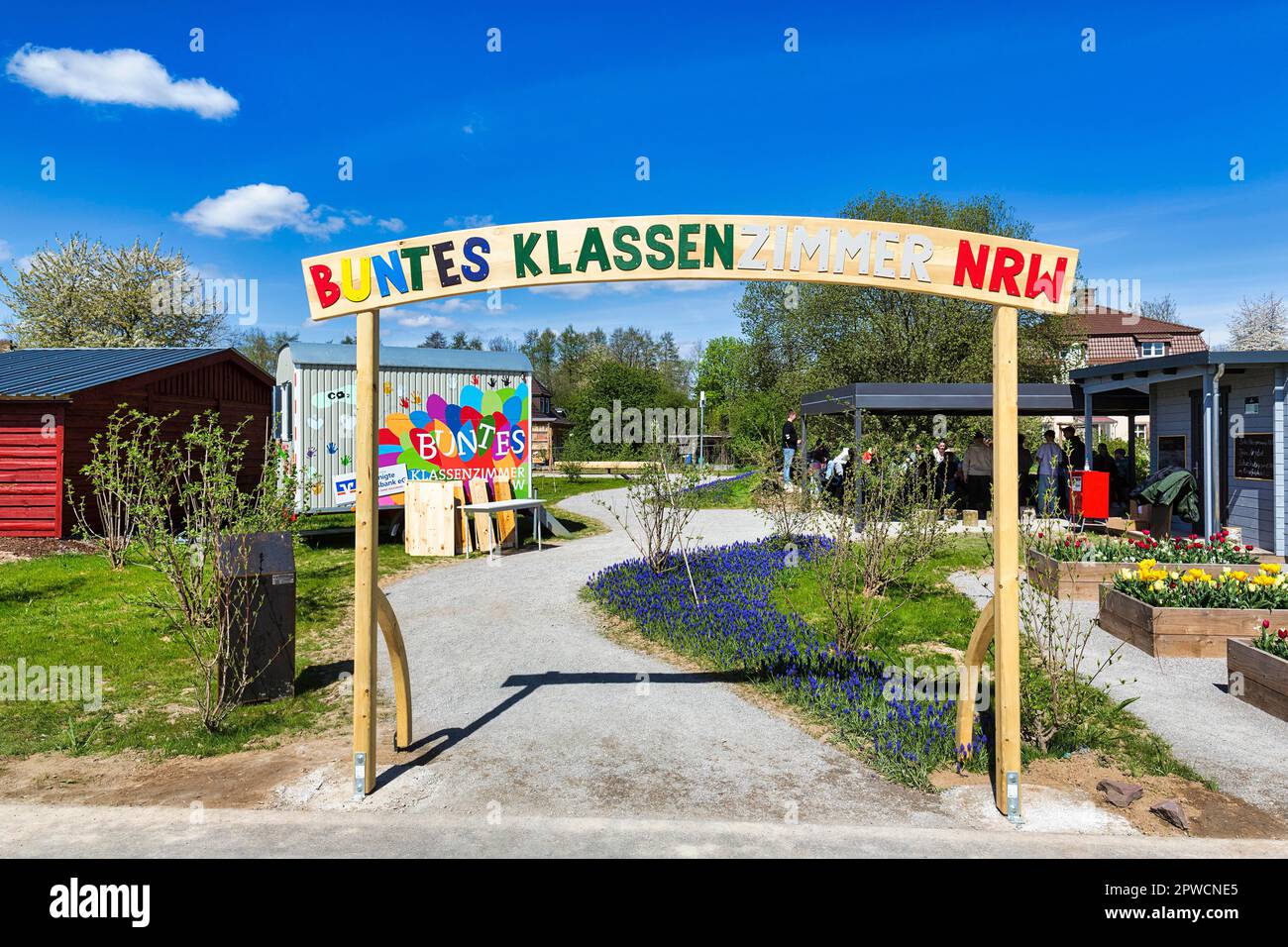 Ingresso con scritta Colourful Classroom Renania settentrionale-Vestfalia, giardino naturale vicino per l'apprendimento esperienziale, Agenda 2030, sostenibilità, Stato Foto Stock