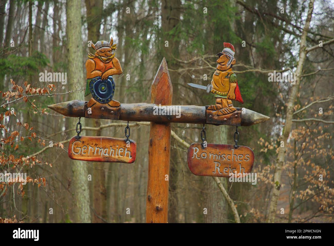 Limite storico di Limes con segnaletica di figure lignee, scultura in legno, Romani, Romani, Impero Romano, Tedeschi, germanici, Germania, direzione, spada Foto Stock