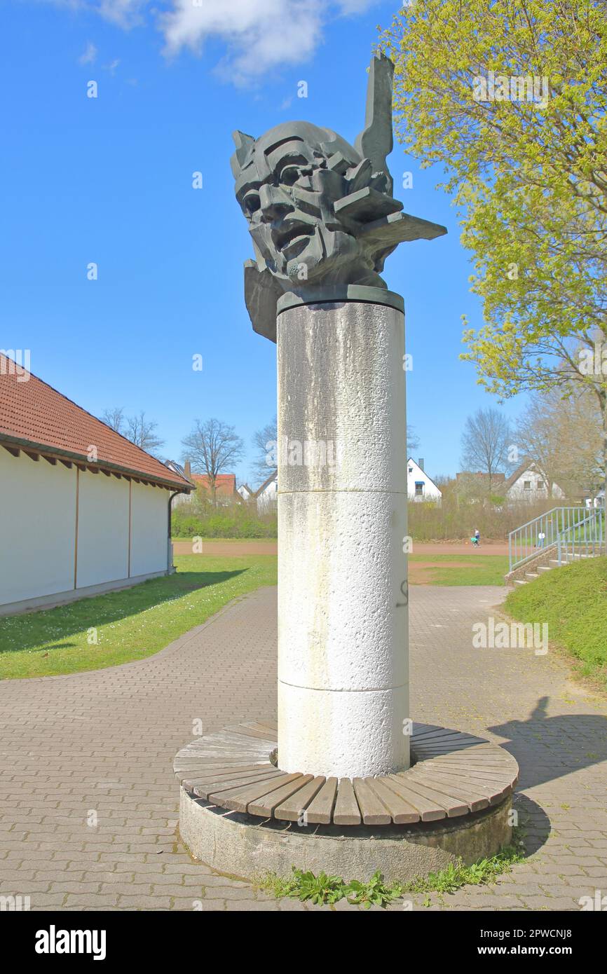 Scultura Icarus di Gunther Stilling 1994, Stele, testa, colonna, Arte astratta, Bronzo, Geschwister-Scholl-Schule, Kaiserslautern Foto Stock