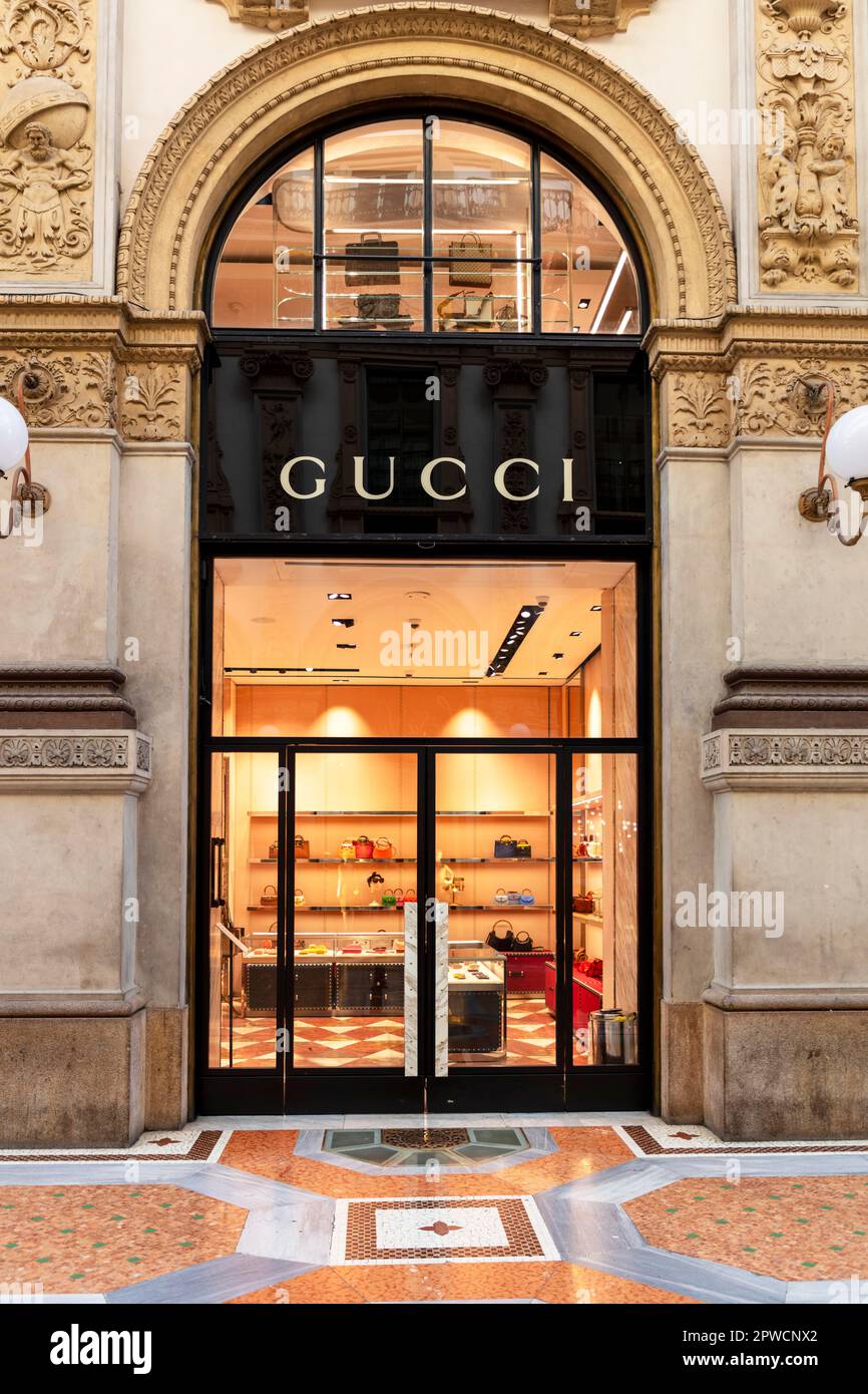 Vetrina del negozio di lusso GUCCI in Galleria Vittorio Emanuele II,  Milano, Lombardia, Italia Foto stock - Alamy