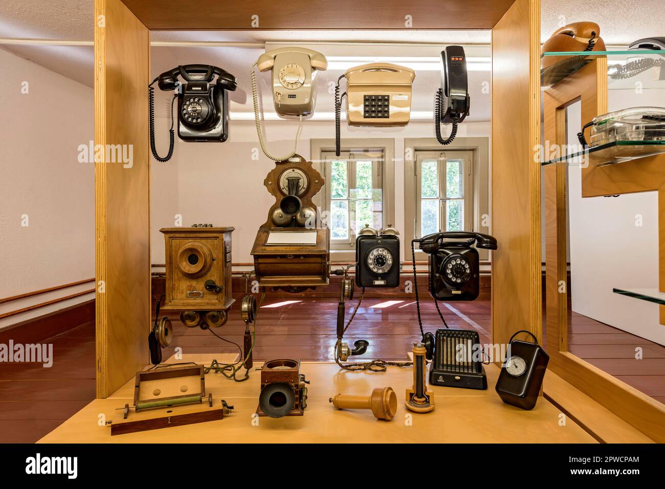 Mostra, vari telefoni obsoleti, storico ufficio postale, casa di Ahlbach, Hessenpark museo all'aperto, Neu-Anspach, Taunus, Assia, Germania Foto Stock