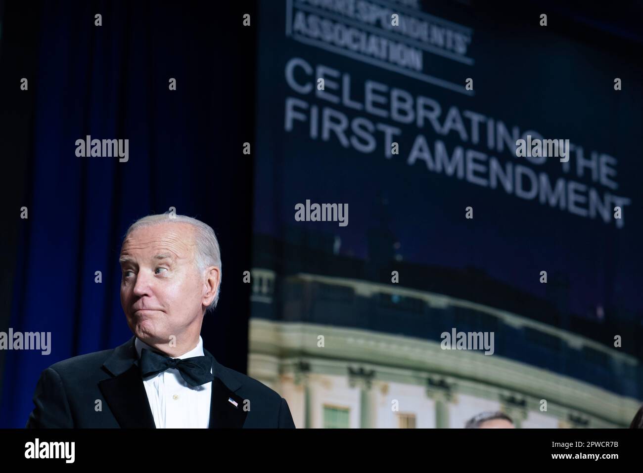 Il presidente degli Stati Uniti Joe Biden durante la cena della White House Corinterpelled' Association (WHCA) a Washington, DC, USA, sabato 29 aprile, 2023. La cena annuale raccoglie denaro per borse di studio WHCA e onora i destinatari dei premi giornalistici dell'organizzazione. Credito: Nathan Howard/Pool tramite CNP /MediaPunch Foto Stock