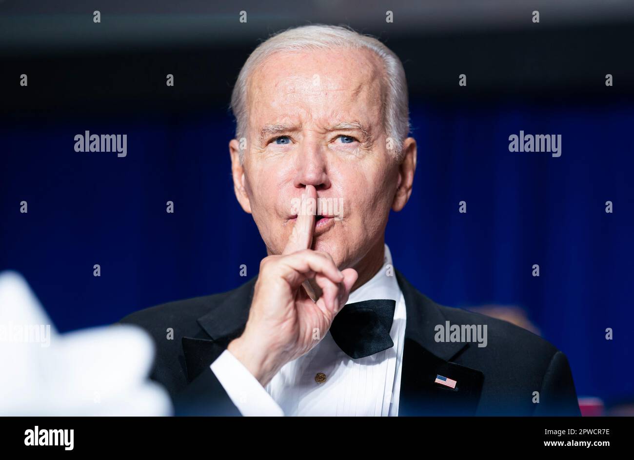 Il presidente degli Stati Uniti Joe Biden frena la folla durante la cena della White House Corinterpelled' Association (WHCA) a Washington, DC, Stati Uniti, sabato 29 aprile, 2023. La cena annuale raccoglie denaro per borse di studio WHCA e onora i destinatari dei premi giornalistici dell'organizzazione. Credito: Nathan Howard/Pool tramite CNP /MediaPunch Foto Stock