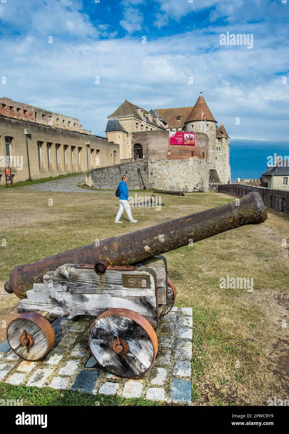 Antico canone a Château de Dieppe, un castello del 15th ° secolo su una collina sopra il comune costiero di Dieppe nel dipartimento Senna Marittima nel Norman Foto Stock