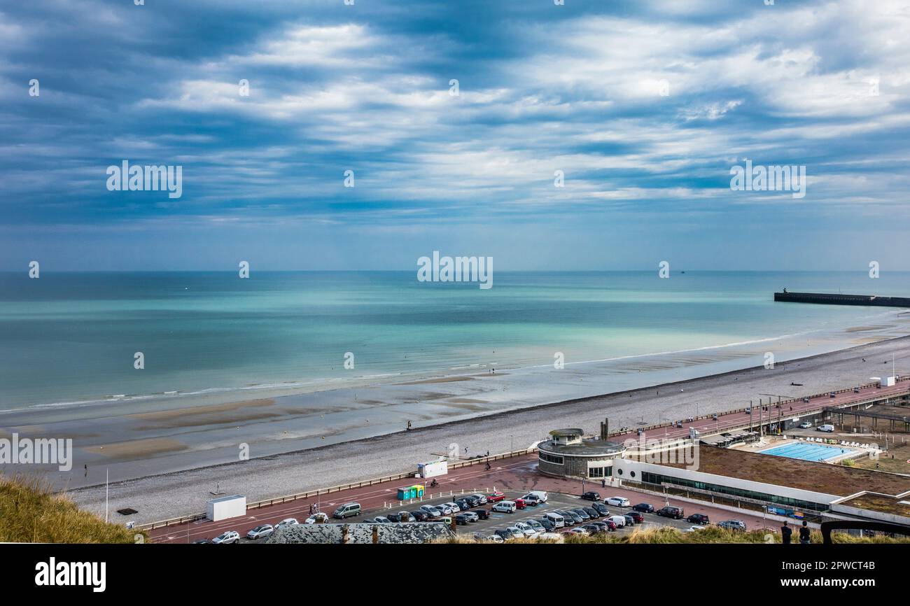 Vista sul lungomare di Dieppe Beach, Seine-Maritime, Normandia, Francia Foto Stock