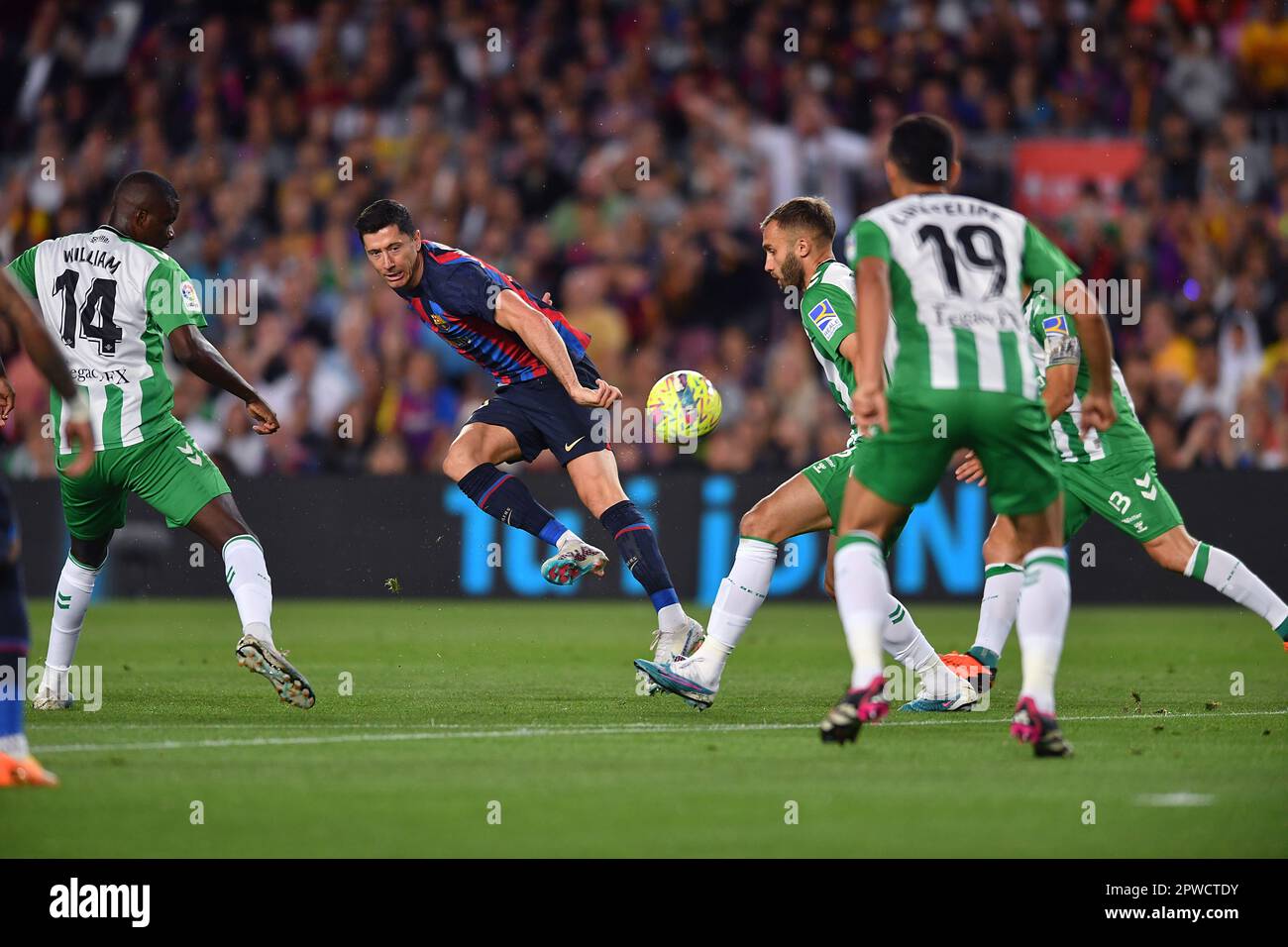 Barcellona, ESP. 29th Apr, 2023. FC BARCELLONA vs REAL BETIS 29 aprile 2023 Robert Lewandowski (9) del FC Barcelona durante la partita tra FC Barcelona e Real Betis corrispondente al trentadue giorno di la Liga Santander a Spotify Camp Nou a Barcellona, Spagna. Credit: Rosdemora/Alamy Live News Foto Stock