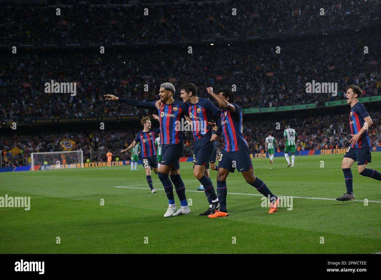 Barcellona, ESP. 29th Apr, 2023. FC BARCELLONA vs REAL BETIS Aprile 29, 2023 Andreas Christensen (15) del FC Barcelona (centro) festeggia il primo goal della sua squadra con Ronald Araujo (4) del FC Barcelona (sinistra) e Jules Kounde (23) del FC Barcelona durante la partita tra il FC Barcelona e Real Betis corrispondente alla trentadue giorni della Liga Santander al campo di Spotify Nou a Barcellona, Spagna. Credit: Rosdemora/Alamy Live News Foto Stock