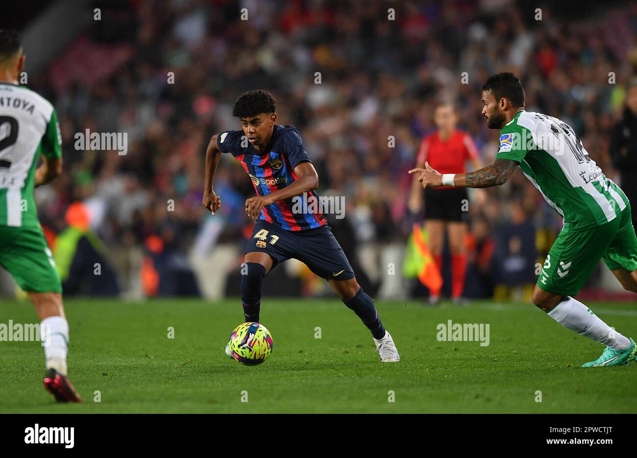 Barcellona, ESP. 29th Apr, 2023. FC BARCELONA vs REAL BETIS 29 aprile 2023 Lamine Yamal del FC Barcelona durante la partita tra FC Barcelona e Real Betis corrispondente al trentadue giorno di la Liga Santander al Camp Nou di Spotify a Barcellona, Spagna. Credit: Rosdemora/Alamy Live News Foto Stock