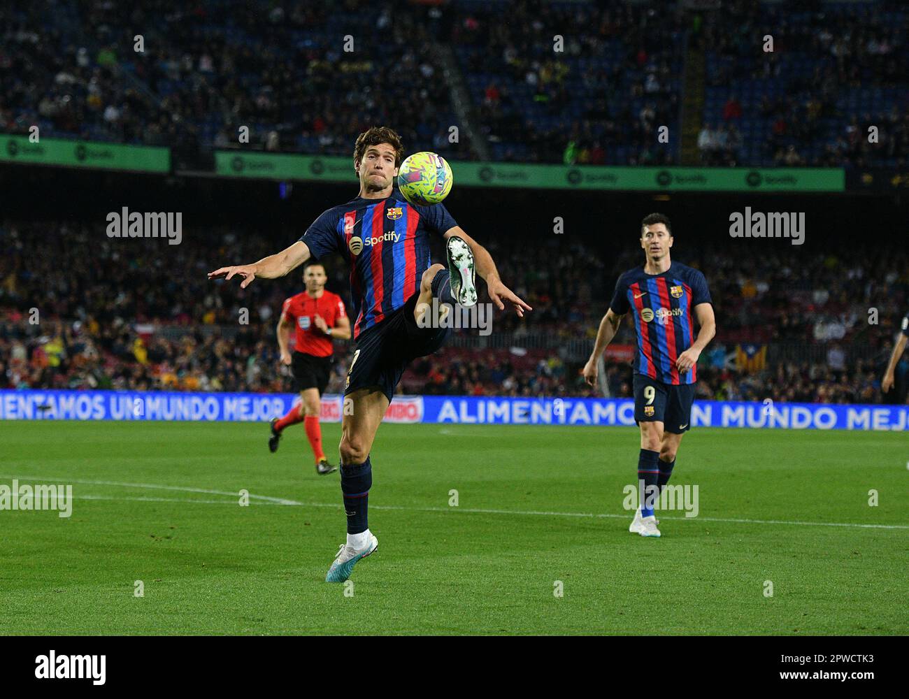 Barcellona, ESP. 29th Apr, 2023. FC BARCELLONA vs REAL BETIS 29 aprile 2023 Marcos Alonso (17) del FC Barcelona durante la partita tra FC Barcelona e Real Betis corrispondente al trentadue giorno della Liga Santander al Camp Nou di Spotify a Barcellona, Spagna. Credit: Rosdemora/Alamy Live News Foto Stock