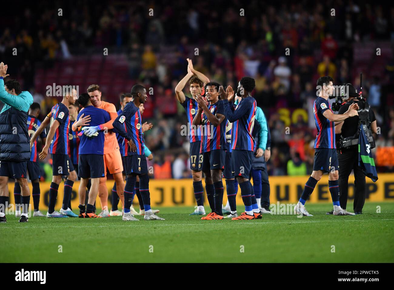 Barcellona, ESP. 29th Apr, 2023. FC BARCELONA vs REAL BETIS 29 aprile 2023 giocatori FC Barcelona alla fine della partita tra FC Barcelona e Real Betis corrispondente al trentadue giorni della Liga Santander al Camp Nou di Spotify a Barcellona, Spagna. Credit: Rosdemora/Alamy Live News Foto Stock