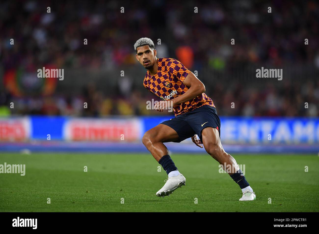 Barcellona, ESP. 29th Apr, 2023. FC BARCELLONA vs REAL BETIS 29 aprile 2023 Ronald Araujo (4) del FC Barcelona prima della partita tra FC Barcelona e Real Betis corrispondente al trentadue giorno della Liga Santander al Camp Nou di Spotify a Barcellona, Spagna. Credit: Rosdemora/Alamy Live News Foto Stock