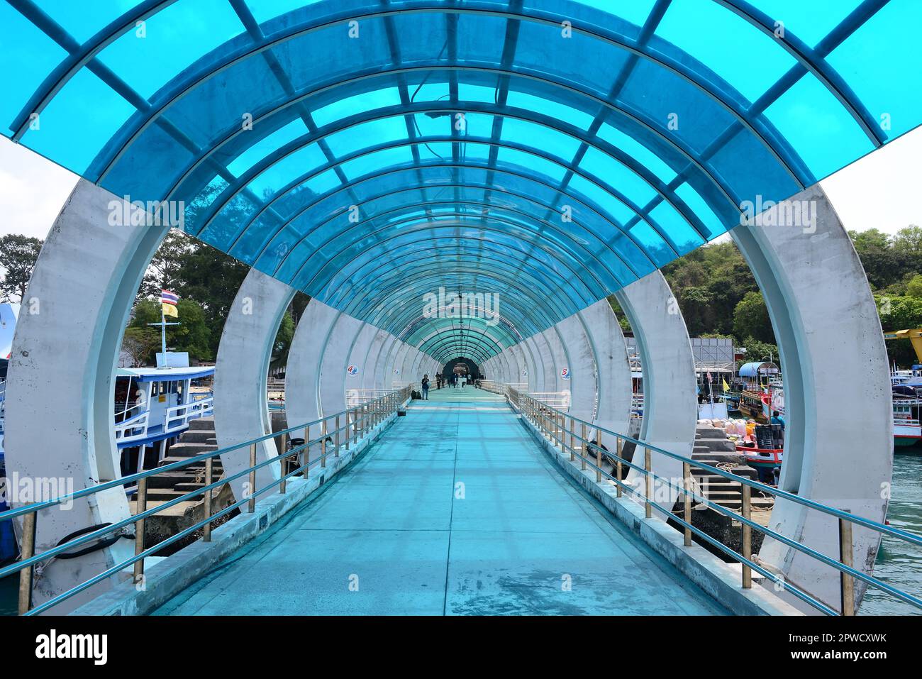 RAYONG, THAILANDIA - Marzo 16,2023 - Un passaggio a tetto traslucido blu al molo di Nadan è il principale porto dell'isola di samet Foto Stock