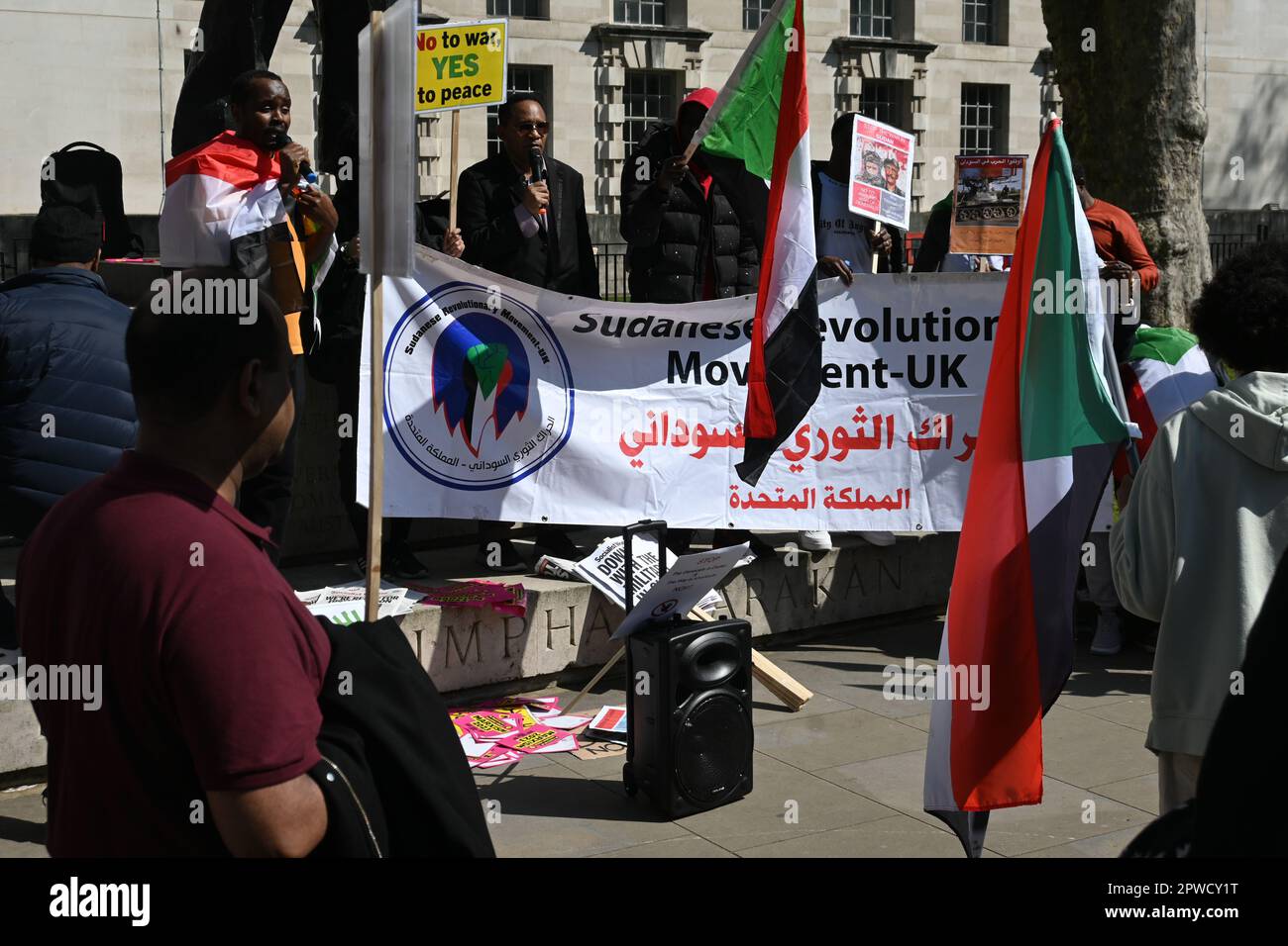 Londra, Regno Unito. 29th Apr, 2023. Le proteste del movimento rivoluzionario sudanese chiedono la fine della guerra a Khartoum e del genocidio nel Darfur, e la fine dell'uccisione di civili attraverso Downing Street. Ogni volta che sentiamo persone urlare e protestare a sostegno della democrazia. Questa parola 'democrazia? Maledice il caos, la violenza, la guerra e l'invasione di interi paesi. La gente urla per la democrazia come se volesse fuggire prima dal proprio paese? Credit: Vedi li/Picture Capital/Alamy Live News Foto Stock