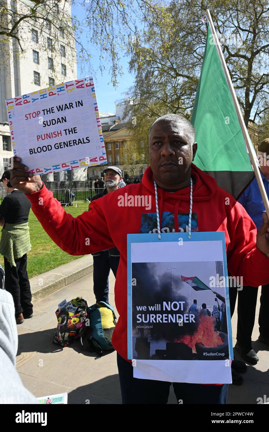 Londra, Regno Unito. 29th Apr, 2023. Le proteste del movimento rivoluzionario sudanese chiedono la fine della guerra a Khartoum e del genocidio nel Darfur, e la fine dell'uccisione di civili attraverso Downing Street. Ogni volta che sentiamo persone urlare e protestare a sostegno della democrazia. Questa parola 'democrazia? Maledice il caos, la violenza, la guerra e l'invasione di interi paesi. La gente urla per la democrazia come se volesse fuggire prima dal proprio paese? Credit: Vedi li/Picture Capital/Alamy Live News Foto Stock