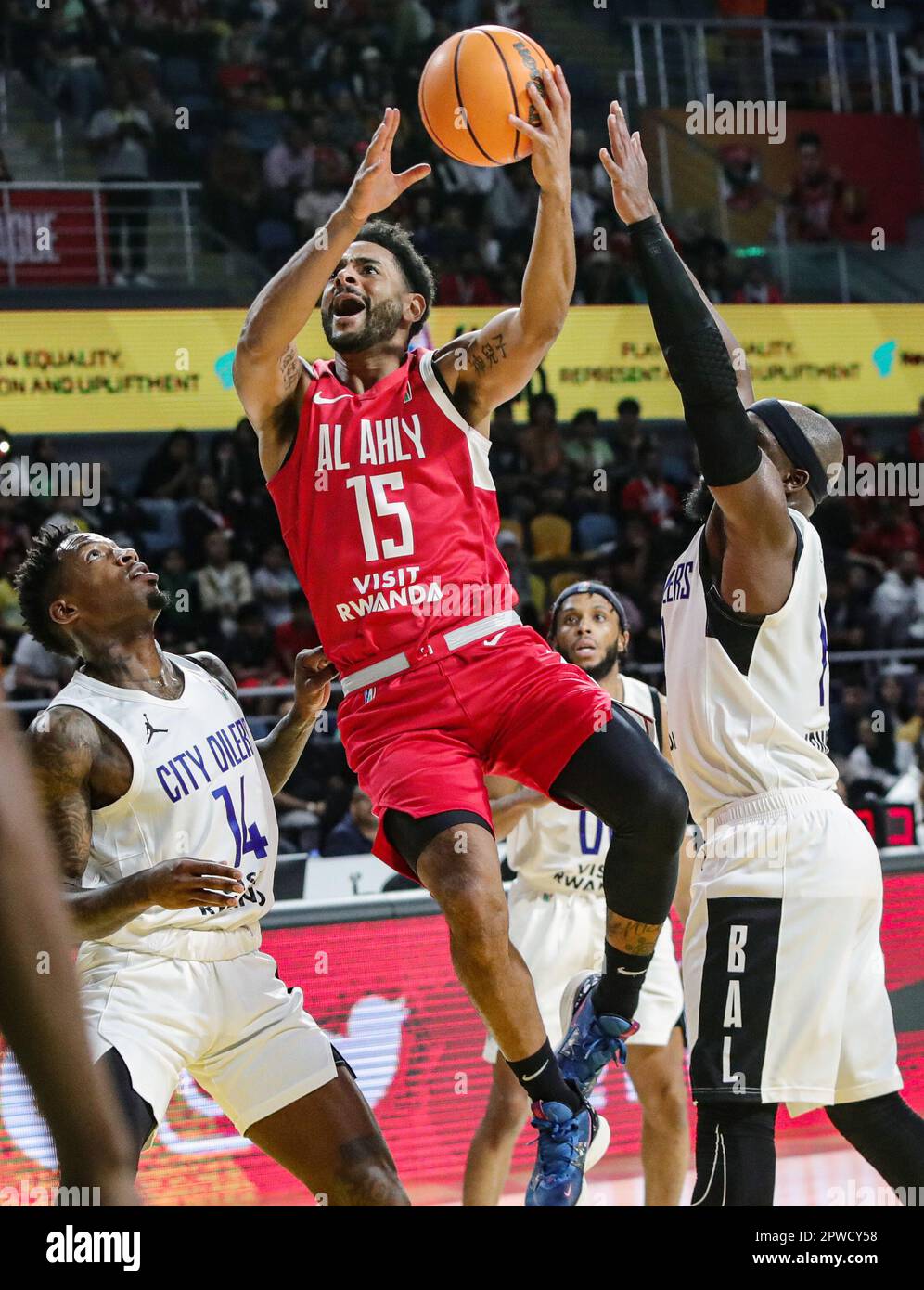 Cairo, Egitto. 29th Apr, 2023. Corey Webster (C) di al Ahly Sporting Club compete durante l'ultimo periodo della partita del 4 tra al Ahly Sporting Club d'Egitto e City Oilers d'Uganda alla 2023 Basketball Africa League (BAL) al Cairo, Egitto, il 29 aprile 2023. Credit: Ahmed Gomaa/Xinhua/Alamy Live News Foto Stock