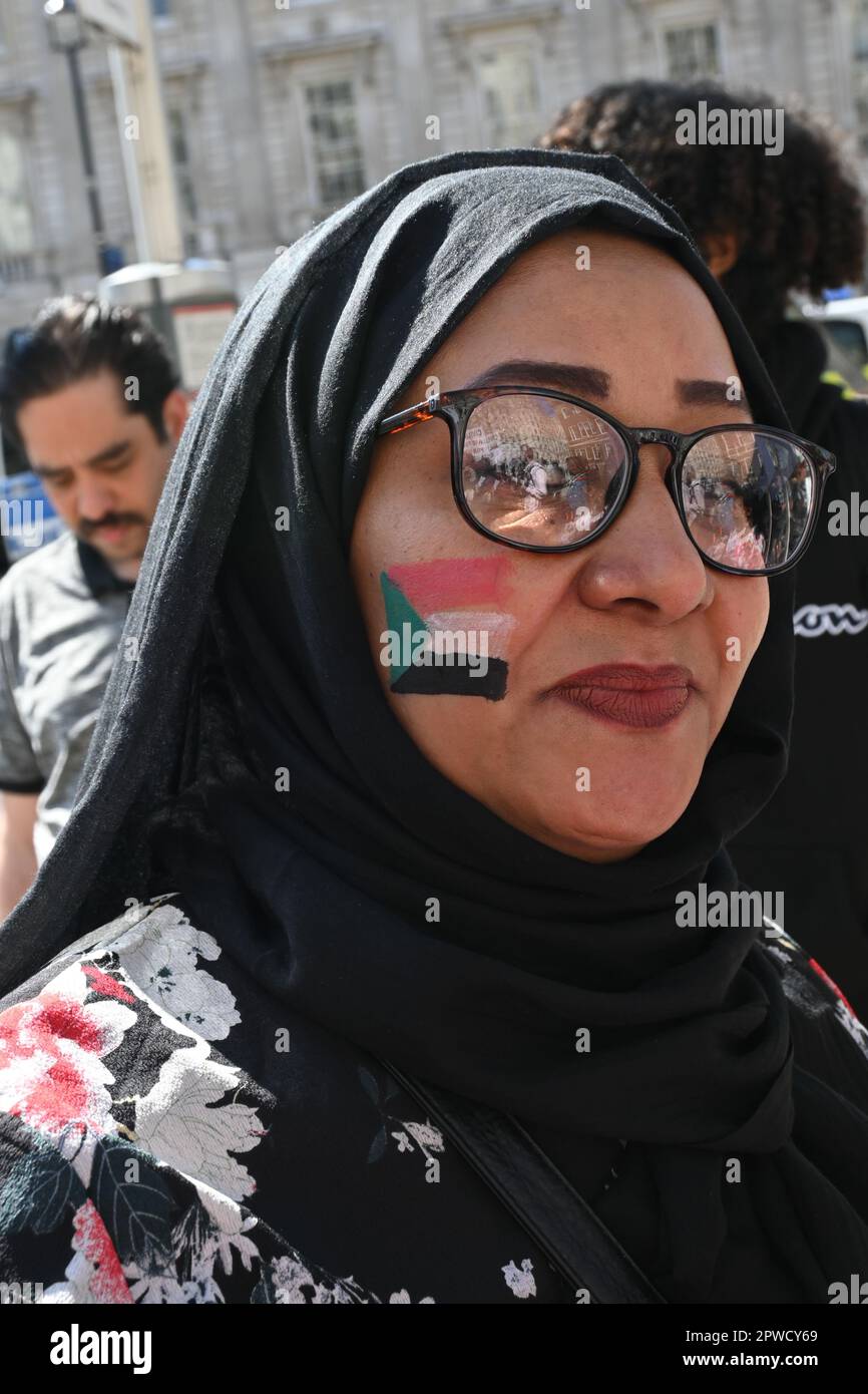 Londra, Regno Unito. 29th Apr, 2023. Le proteste del movimento rivoluzionario sudanese chiedono la fine della guerra a Khartoum e del genocidio nel Darfur, e la fine dell'uccisione di civili attraverso Downing Street. Ogni volta che sentiamo persone urlare e protestare a sostegno della democrazia. Questa parola 'democrazia? Maledice il caos, la violenza, la guerra e l'invasione di interi paesi. La gente urla per la democrazia come se volesse fuggire prima dal proprio paese? Credit: Vedi li/Picture Capital/Alamy Live News Foto Stock