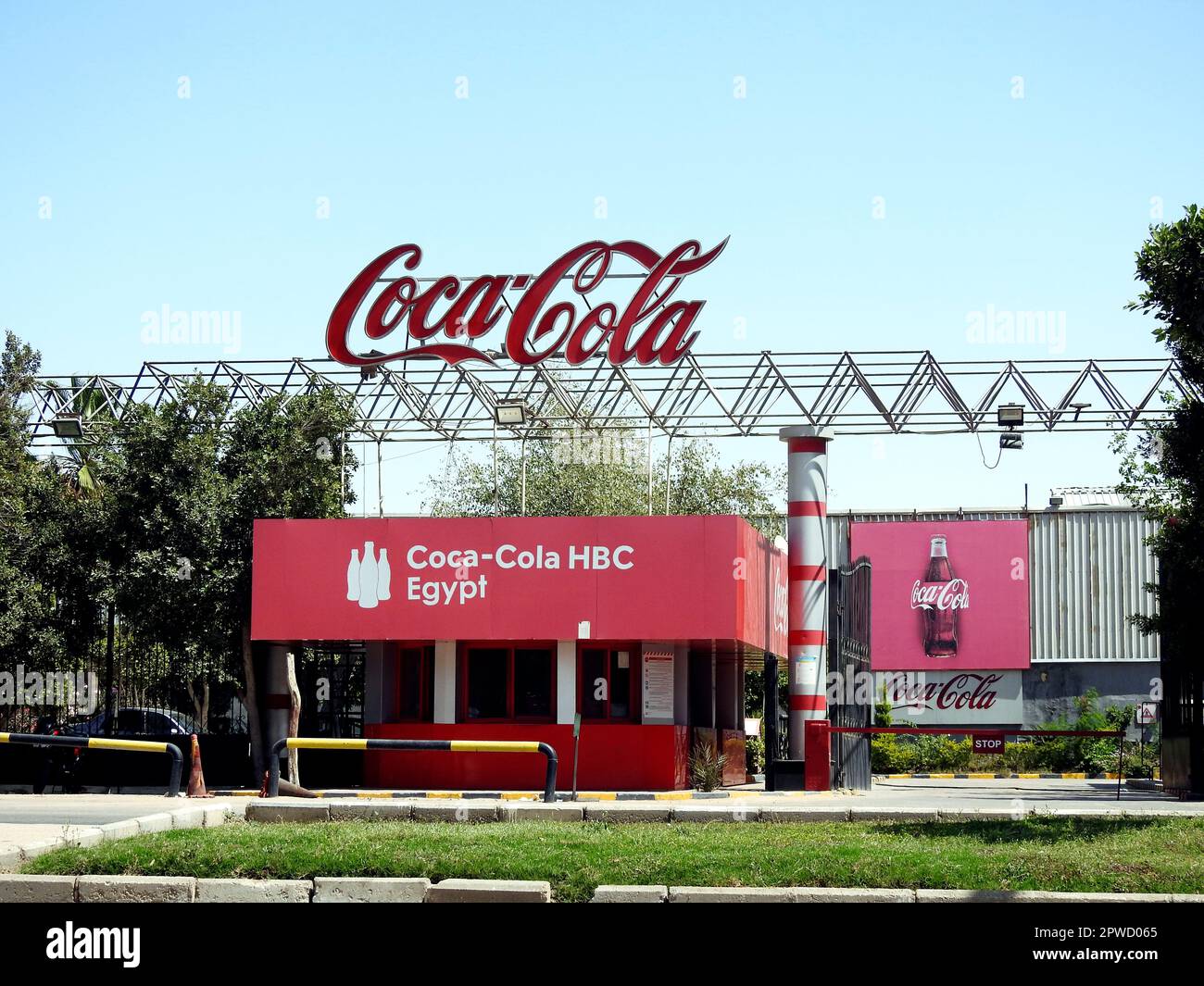 Cairo, Egitto, aprile 24 2023: CocaCola Coca Cola HBC Coca-Cola Hellenic Bottling Company, che gestisce una delle più grandi operazioni di bevande analcoliche in Egitto, Foto Stock