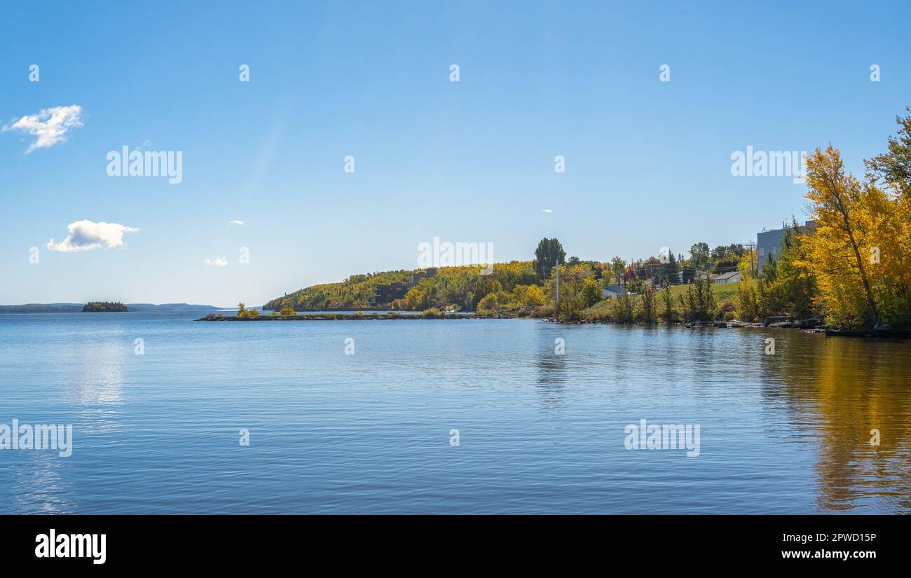 Edificio del governo municipale di Temiskaming Shores sulla destra dietro l'albero giallo, e abbandonato 'Millionaire's Mansion' a distanza Foto Stock
