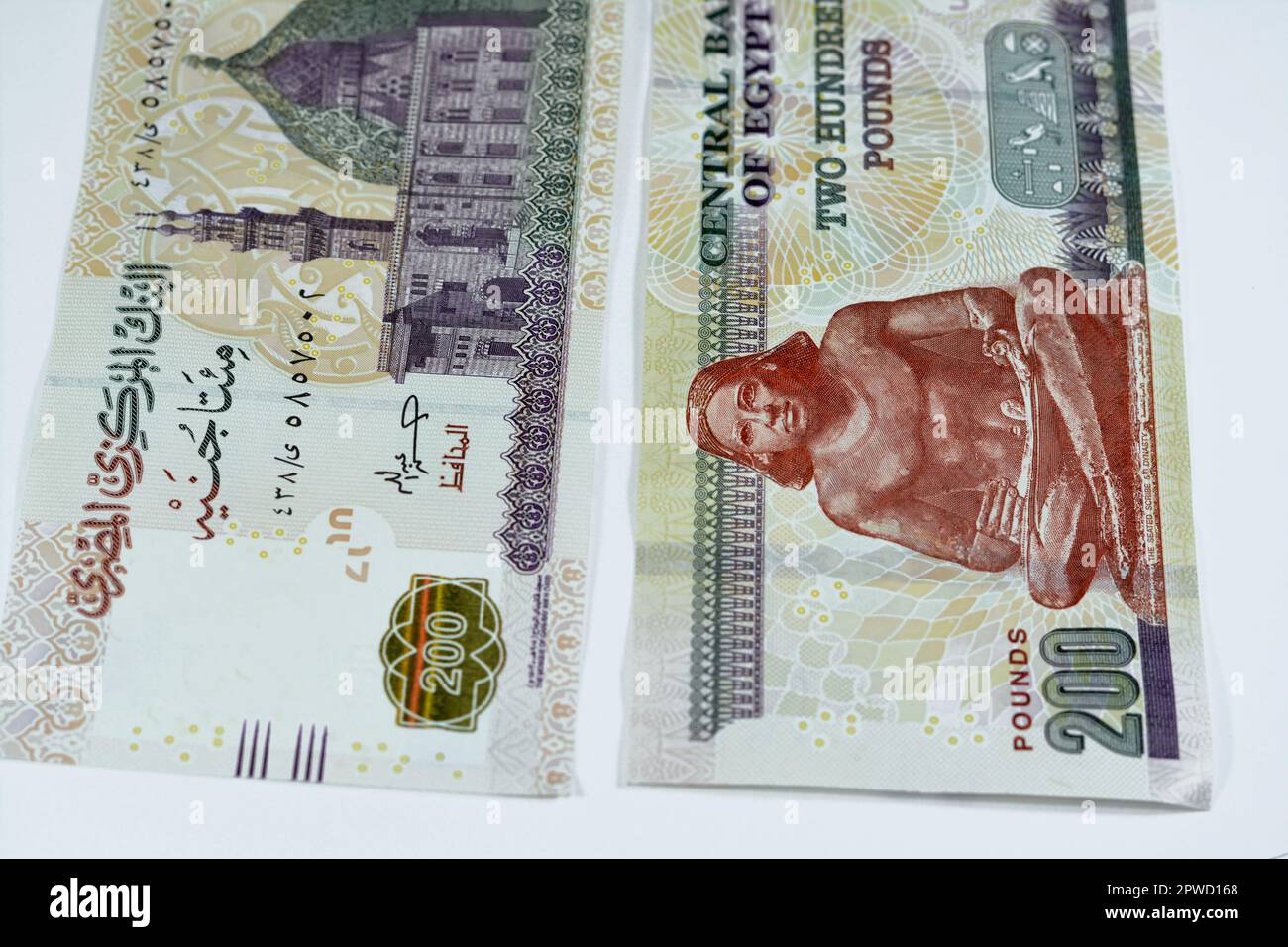 200 LE duecento sterline egiziane banconota serie 2022 caratteristiche Qani-Bay moschea al Cairo Egitto e lo scriba seduto, fuoco selettivo di Egitto contanti m Foto Stock