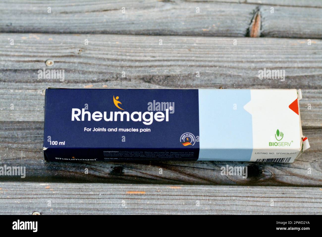 Giza, Egitto, aprile 28 2023: Rheumagel gel 100 gm, un gel acquoso ad alto contenuto di estratto di radice di tipo comfrey, metilsalicilato, olio di menta piperita e Caps Foto Stock
