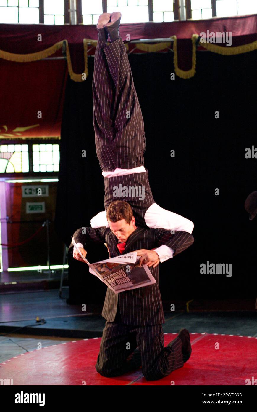 Gli acrobati “inglesi” dell’evento la Clique (burlesque cabaret), che si esibiscono nello Spiegeltent nell’ambito delle celebrazioni di un mese dell’annuale Festival di Sydney. Hyde Park, Sydney, Australia. 04.01.07. Foto Stock