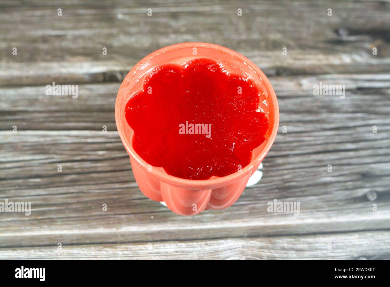 Un primo piano di un delizioso budino di gelatina rosso dolce aromatizzato alla fragola, focus selettivo di fresco dessert di gelatina di fragola rossa, dessert di gelatina (anche Foto Stock