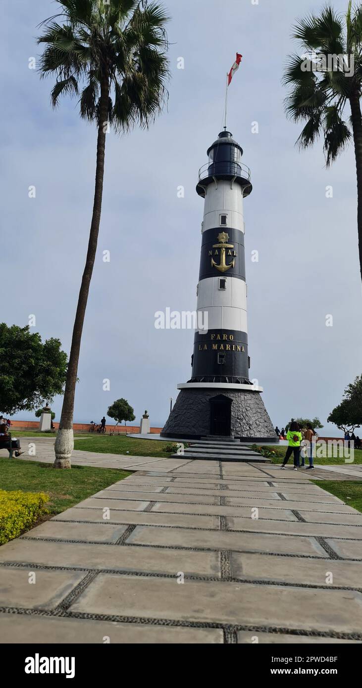 Il Faro de la Marina di Lima, Perù, è uno storico faro costruito nel 1900, che offre una splendida vista sull'Oceano Pacifico e sulla città. Foto Stock