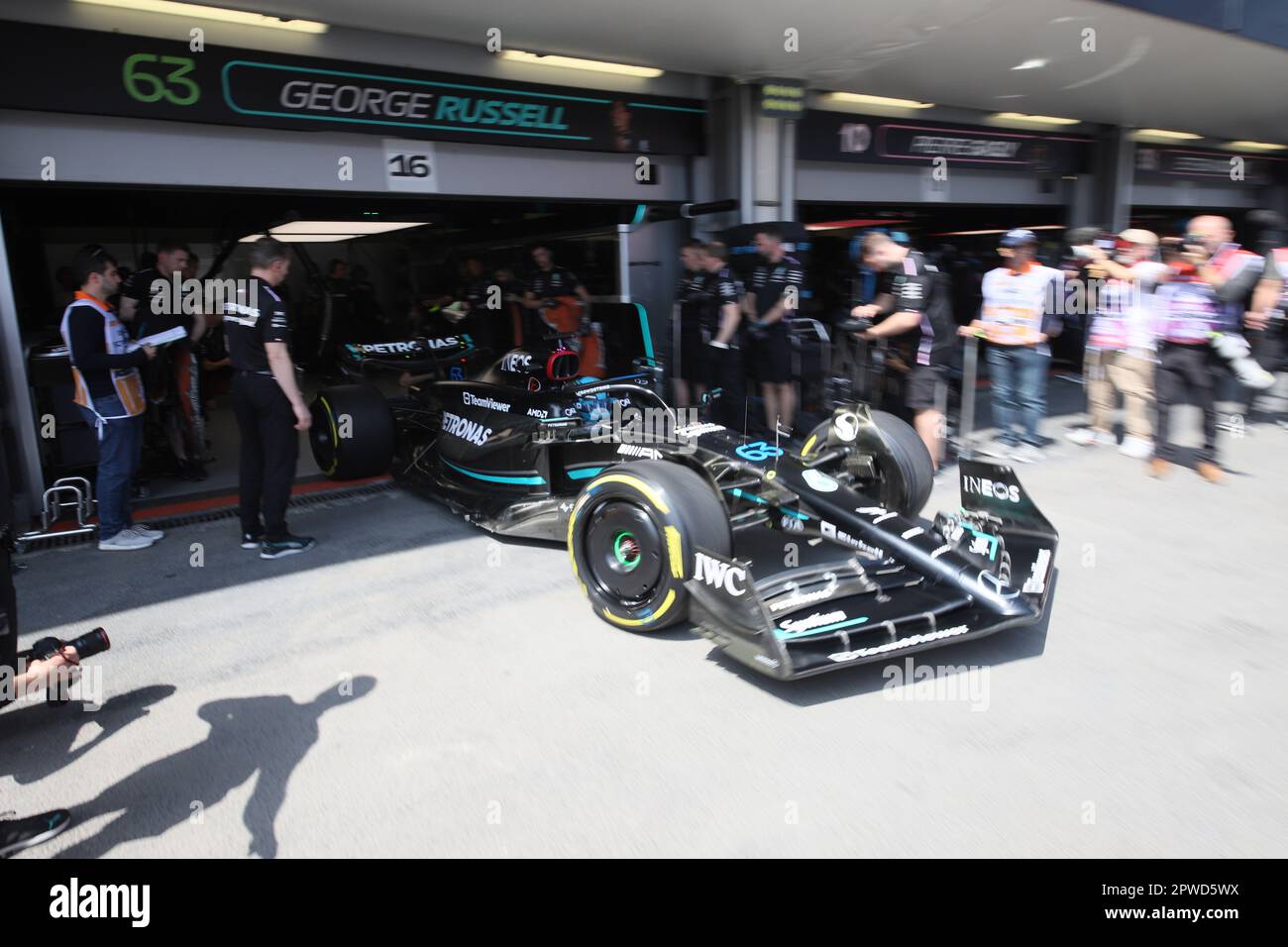 Baku, Azerbaigian. 28th Apr, 2023. BAKU, AZERBAIGIAN, 29. Aprile 2023; #63, George RUSSEL, GBR, Mercedes AMG F1 Team, GRAN Premio DI FORMULA 1 DELL'AZERBAIGIAN, F1 a BAKU, circuito stradale. Campionato del mondo FIA Formula1 il 29 aprile. 2023 - immagine a pagamento, copyright © Christian BAUDAT/ATPimages (BAUDAT Christian/ATP/SPP) Credit: SPP Sport Press Photo. /Alamy Live News Foto Stock