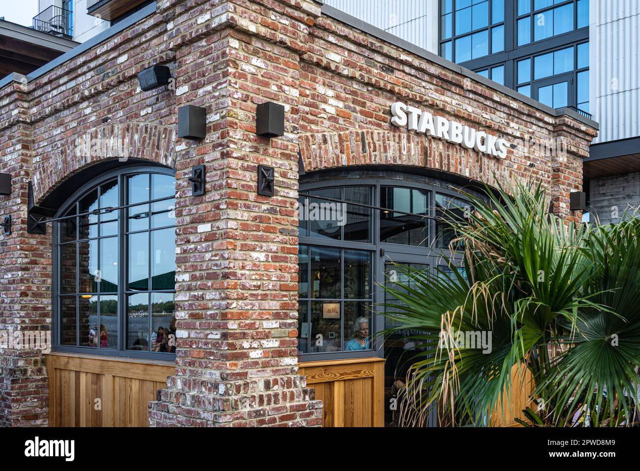 Starbucks sul lungofiume presso lo Plant Riverside District lungo il fiume Savannah nella storica Savannah, Georgia. (USA) Foto Stock
