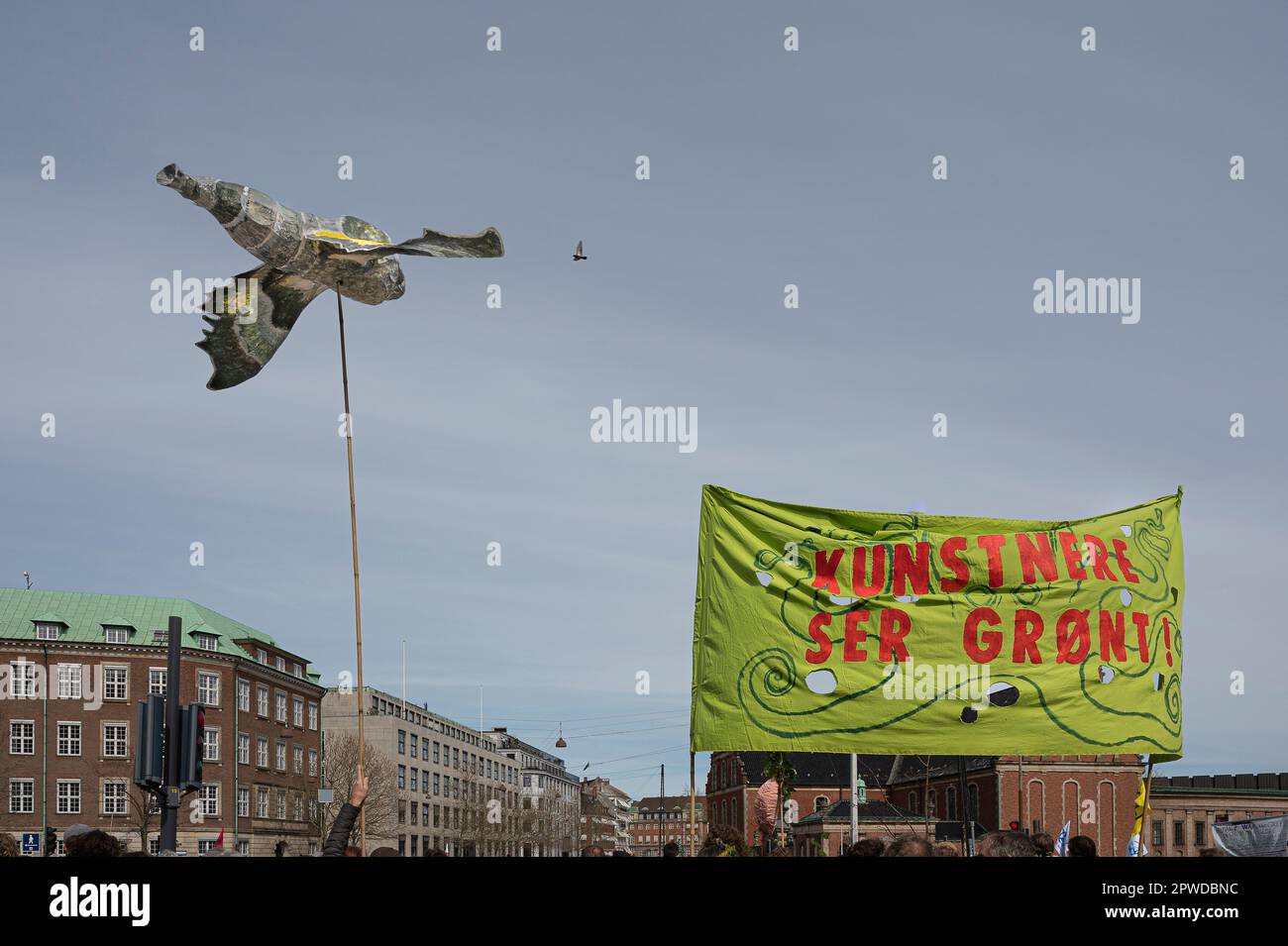 Copenaghen, Danimarca, 28 aprile 20223. Un grande modello di un'ape contro il cielo alla dimostrazione della ribellione di estinzione di fronte a Christiansborg f Foto Stock