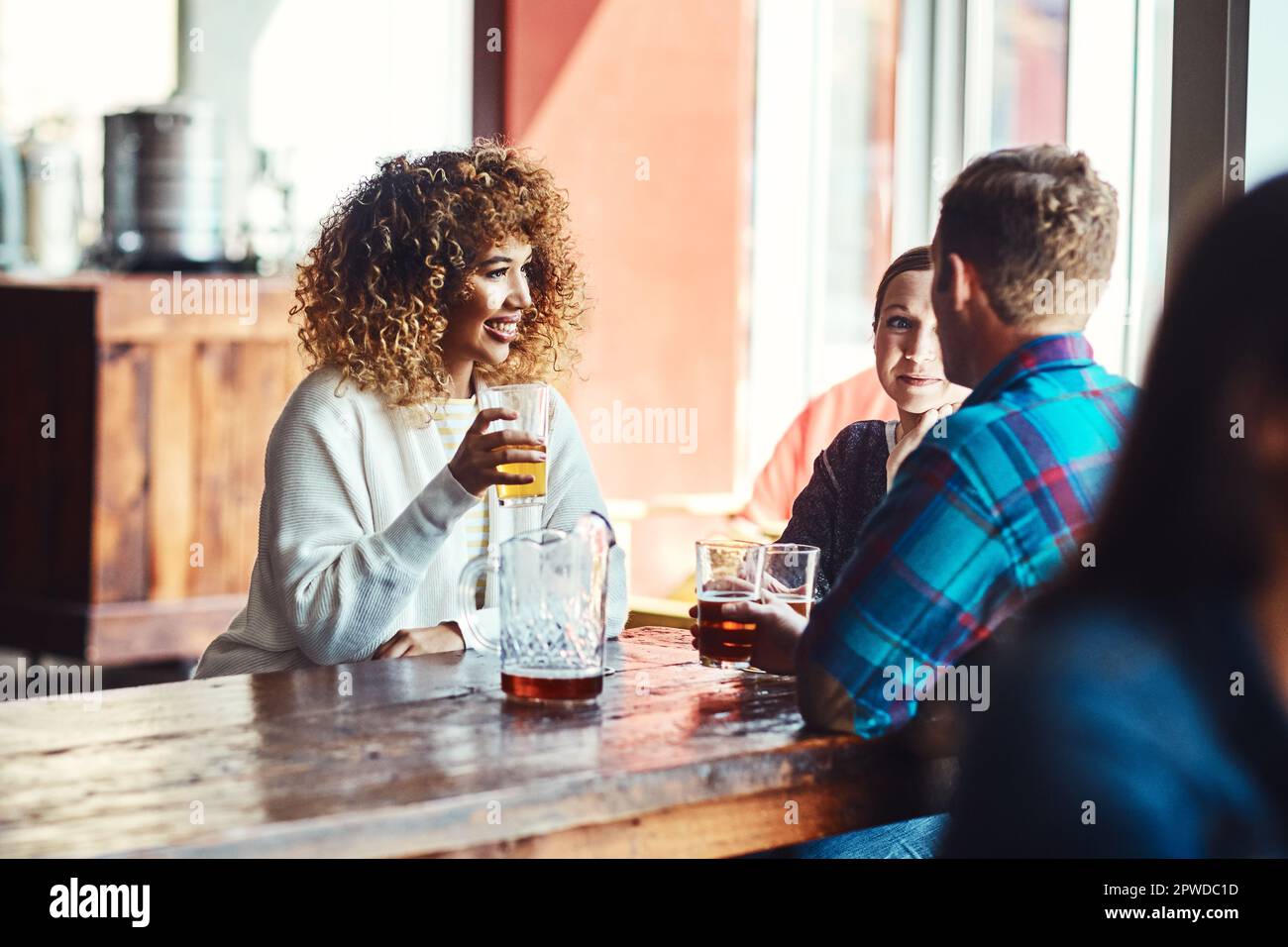 Buon venerdì. un gruppo di amici che gustano delle birre in un bar. Foto Stock