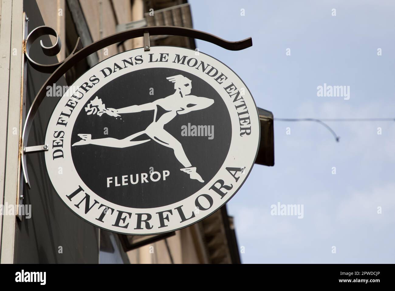 lione , Aura France - 04 24 2023 : marchio Interflora e testo segno sulla strada segnaletica del negozio fiorista e fiori facciata negozio Foto Stock