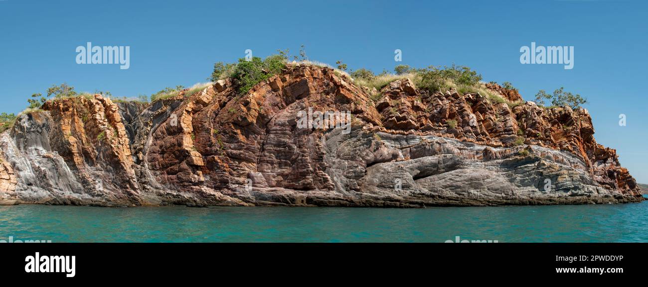 Formazioni rocciose stratificate a Nares Point, Kimberley Coast, WA, Australia Foto Stock