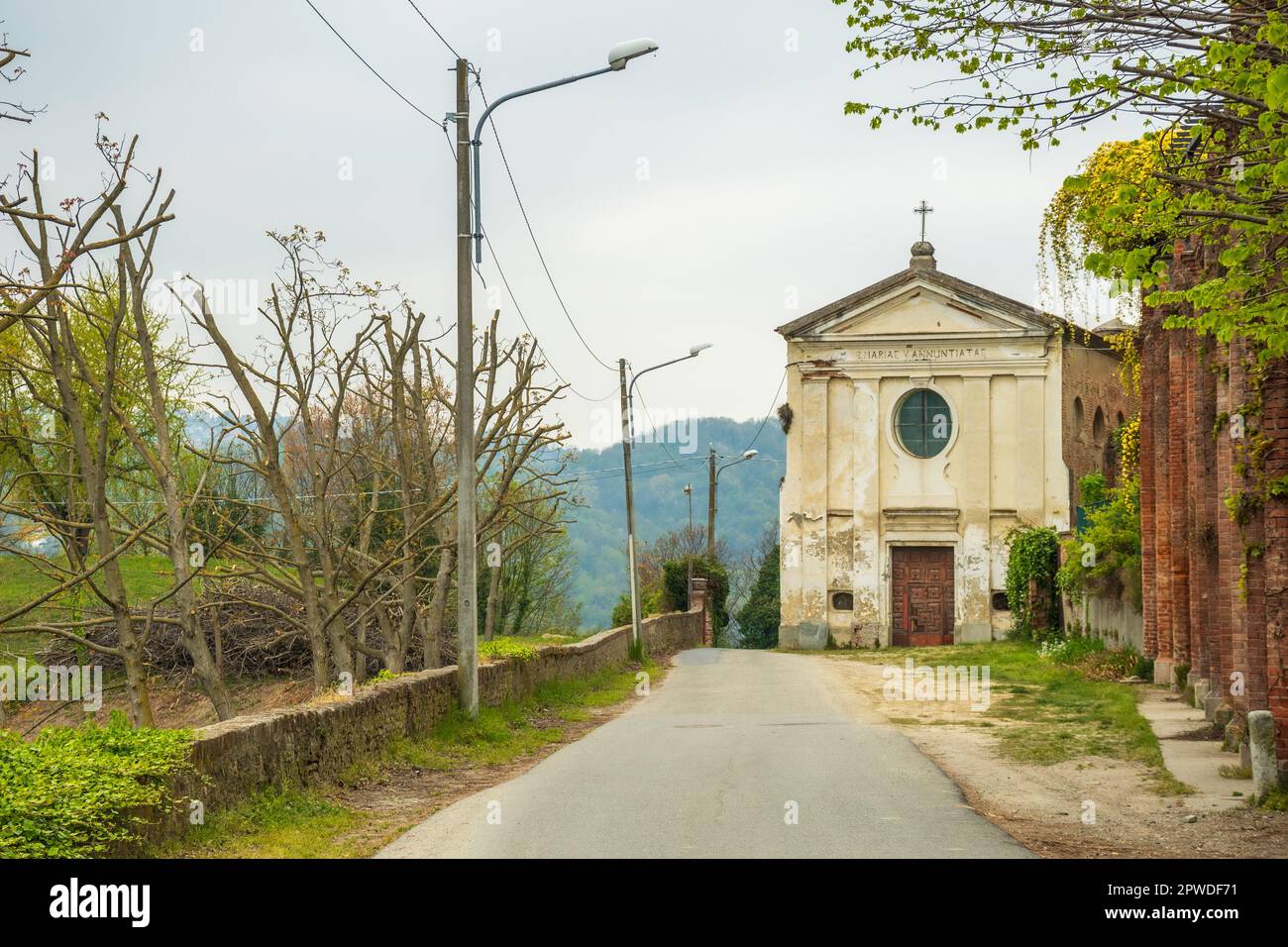 Antica chiesa Santissima Annunziata circondata dalla natura nel Castello di San Sebastiano da po, Torino, Piemonte, Italia Foto Stock