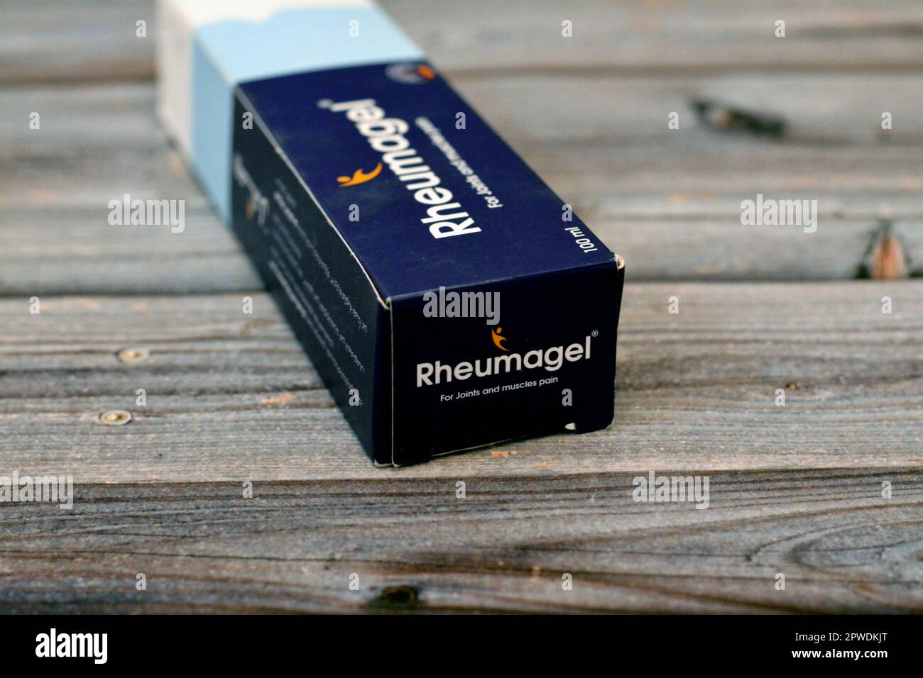 Giza, Egitto, aprile 28 2023: Rheumagel gel 100 gm, un gel acquoso ad alto contenuto di estratto di radice di tipo comfrey, metilsalicilato, olio di menta piperita e Caps Foto Stock